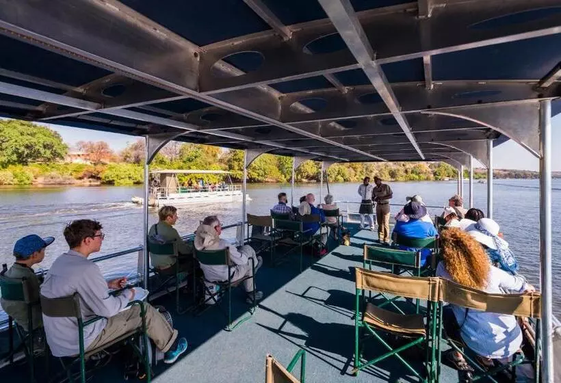 استراحتگاه Chobe Marina Lodge