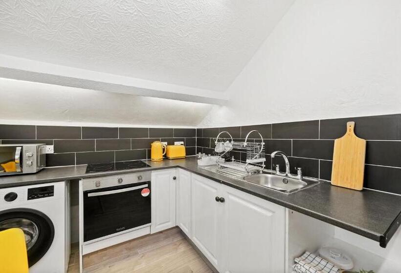 The Bayford Hub   Classy Spacious Studio Flat