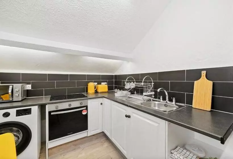 The Bayford Hub   Classy Spacious Studio Flat