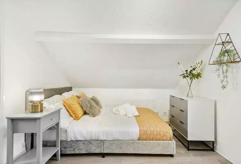 The Bayford Hub   Classy Spacious Studio Flat
