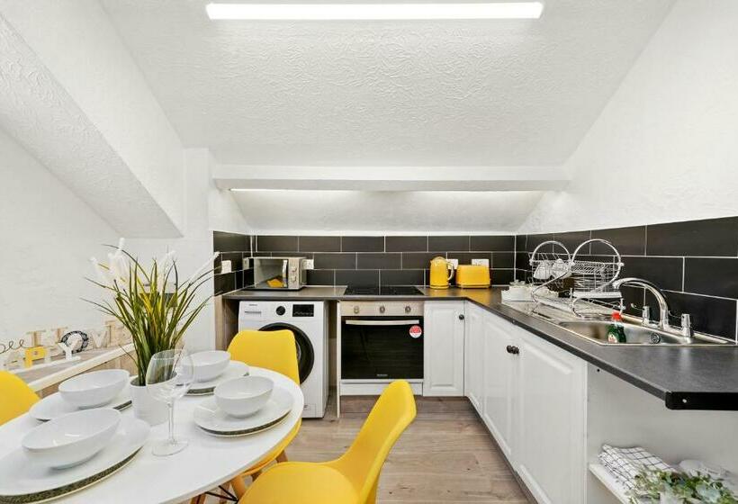 The Bayford Hub   Classy Spacious Studio Flat