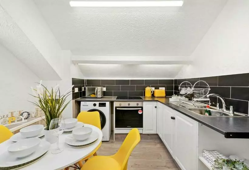 The Bayford Hub   Classy Spacious Studio Flat
