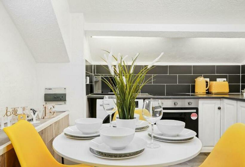 The Bayford Hub   Classy Spacious Studio Flat