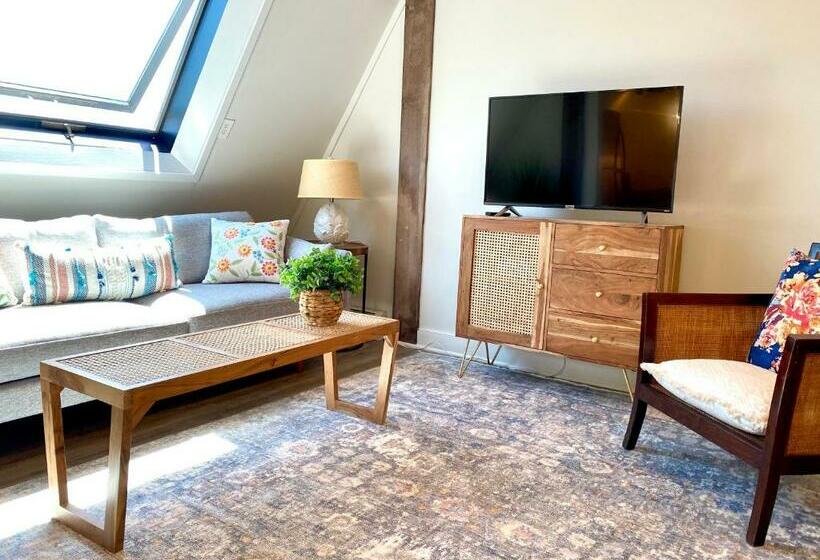 Serene Waterfront Studio In Downtown Portsmouth