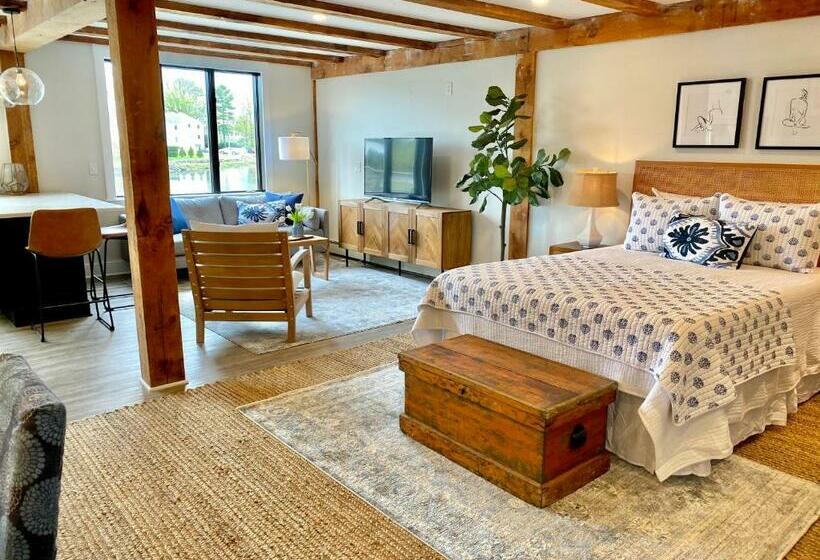 Serene Waterfront Studio In Downtown Portsmouth