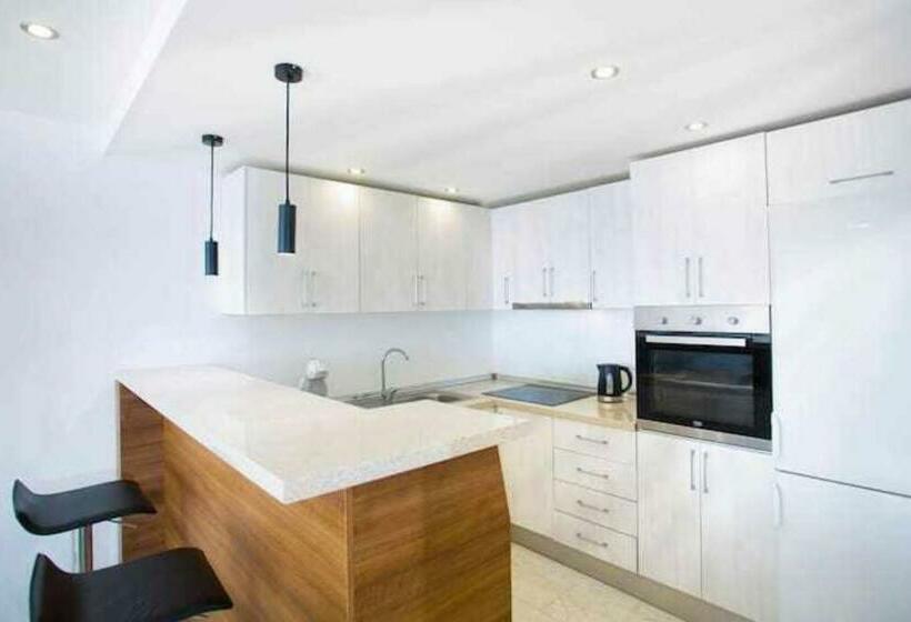 Large Modern Beach Front Apartment, Rooftop Pool!!