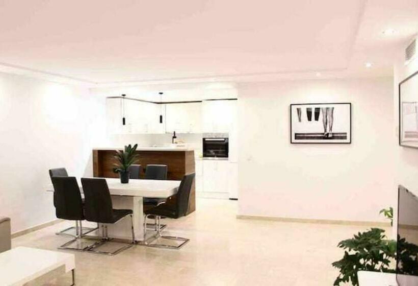 Large Modern Beach Front Apartment, Rooftop Pool!!