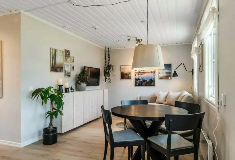 Nyrenoverat Gårdshus På Havstomt Med Hög Standard