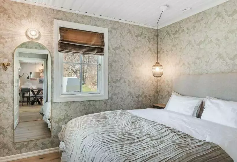 Nyrenoverat Gårdshus På Havstomt Med Hög Standard