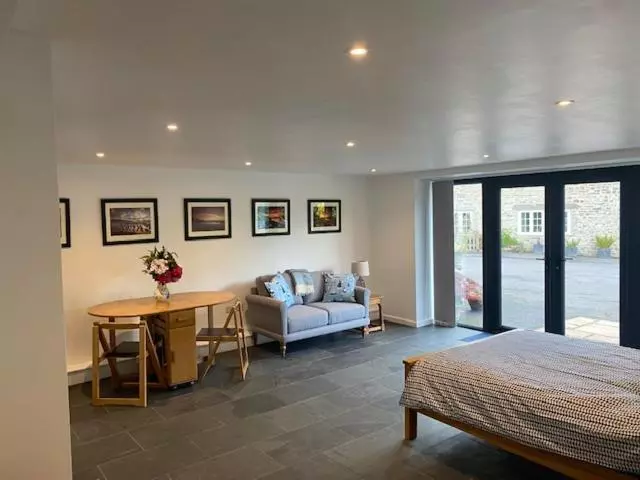 Fantastic Refurbished Studio With Croquet Lawn, Nr Lyme Regis