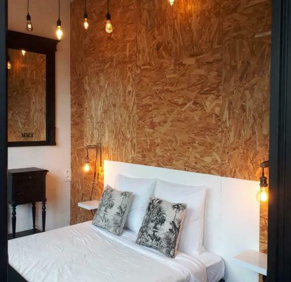 Chez Mr Léon Mme Léontine