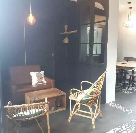 Chez Mr Léon Mme Léontine