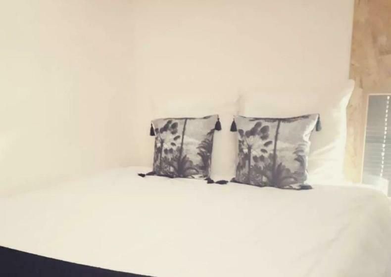 Chez Mr Léon Mme Léontine