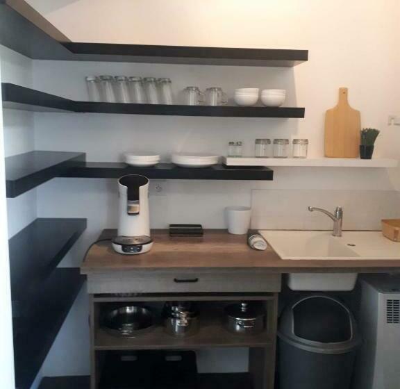 Chez Mr Léon Mme Léontine