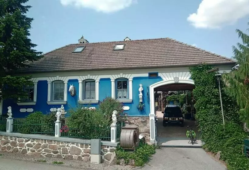 Jutta Deluxe Farmhouse