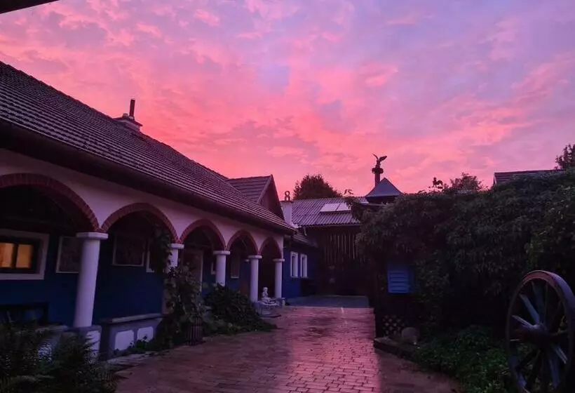 Jutta Deluxe Farmhouse