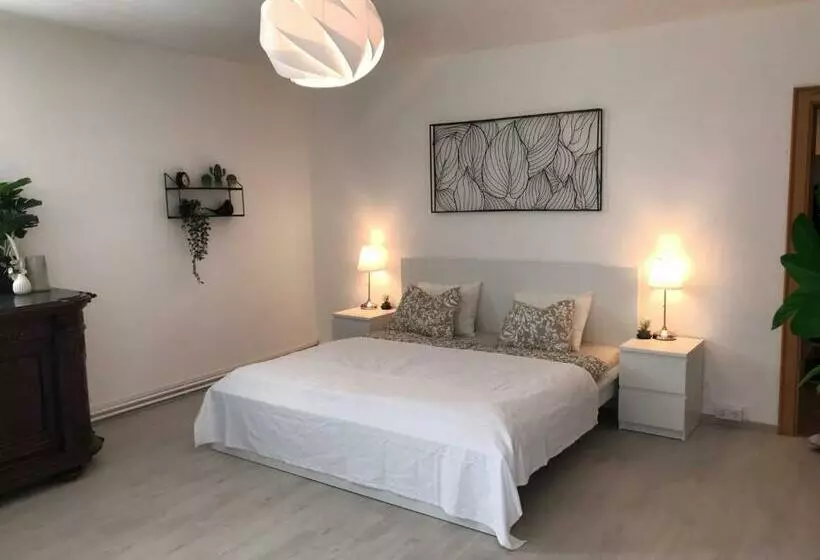 Jutta Deluxe Farmhouse