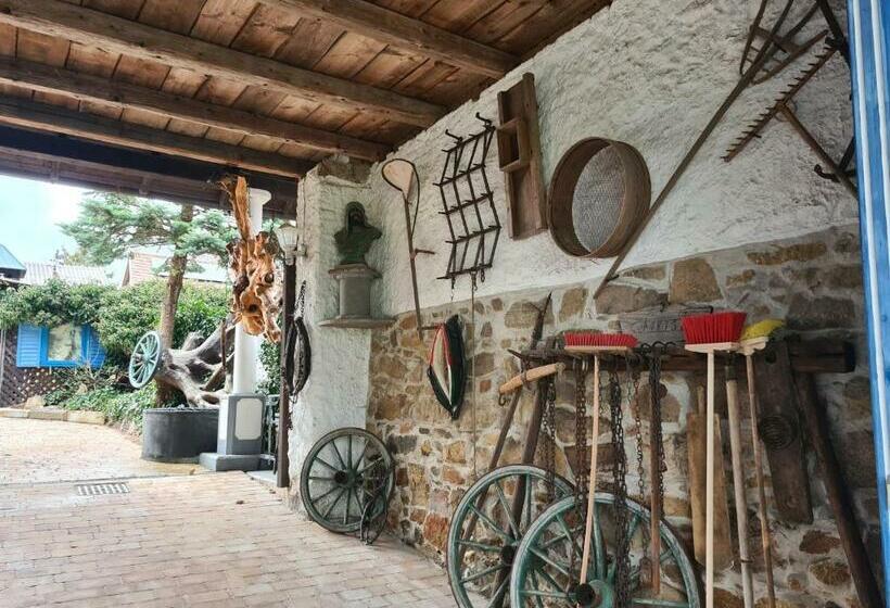 Jutta Deluxe Farmhouse