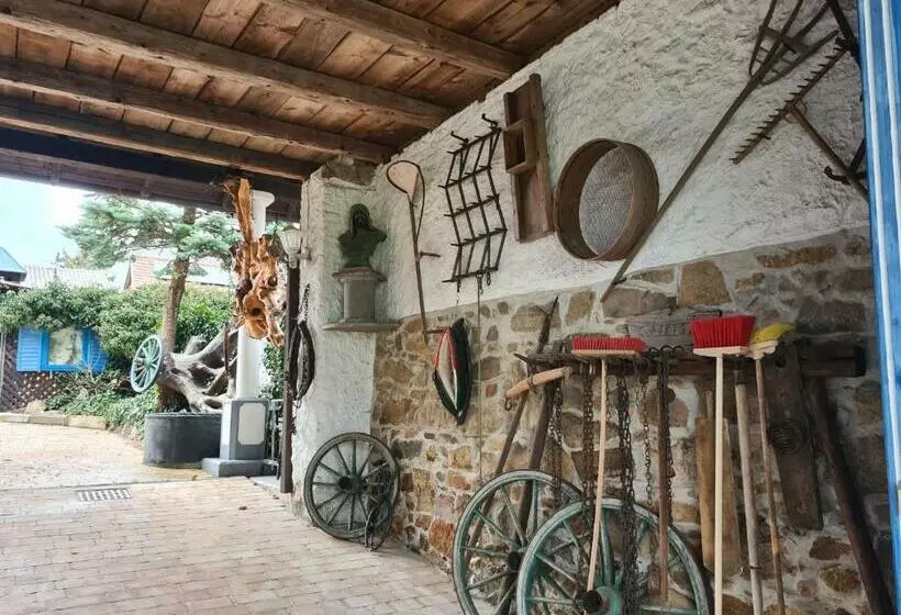 Jutta Deluxe Farmhouse