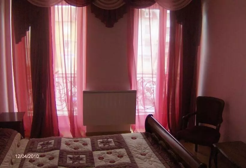 Hotel Au Pied Du Chateau