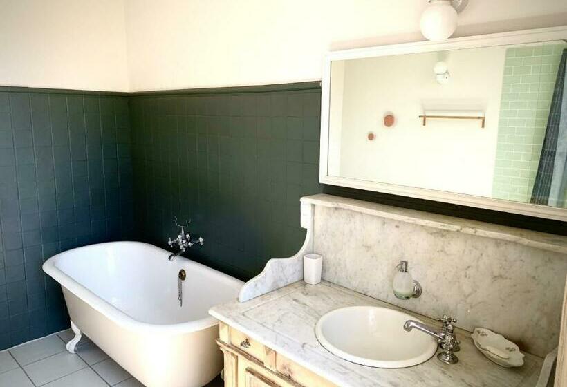 Sous Le Tilleul De La Condomine