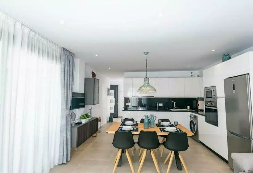 Spacious Apartment In Cómpeta