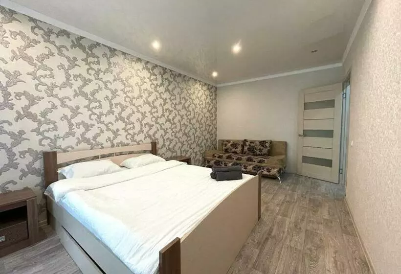 абая 35, центр, 1 комн. квартира целиком с белым постельным