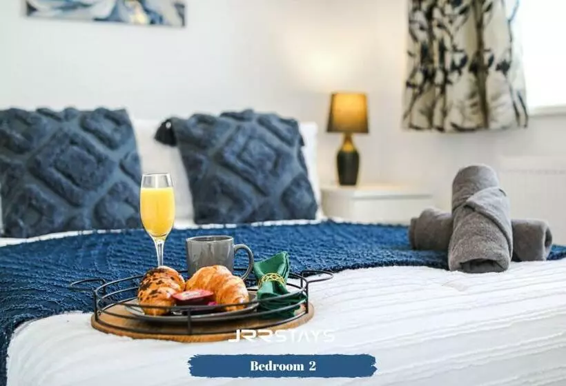 Wolverhampton   Amazing 3 Bedroom, Sleeps 6, Wi Fi   Jrr Stays