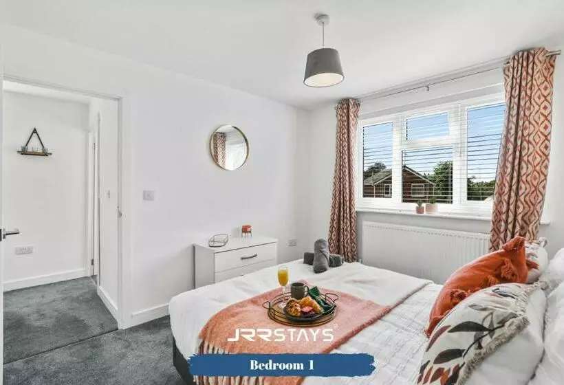 Wolverhampton   Amazing 3 Bedroom, Sleeps 6, Wi Fi   Jrr Stays