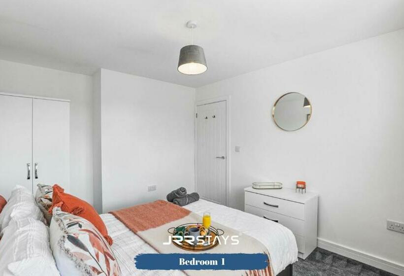 Wolverhampton   Amazing 3 Bedroom, Sleeps 6, Wi Fi   Jrr Stays
