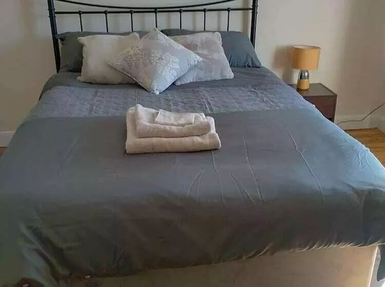 Spacious 3bed House In Walsall With Parking Onsite