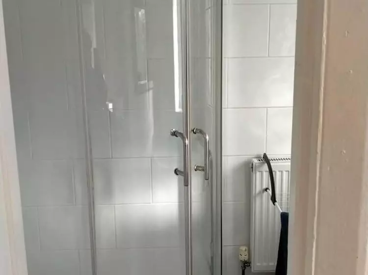 Spacious 3bed House In Walsall With Parking Onsite