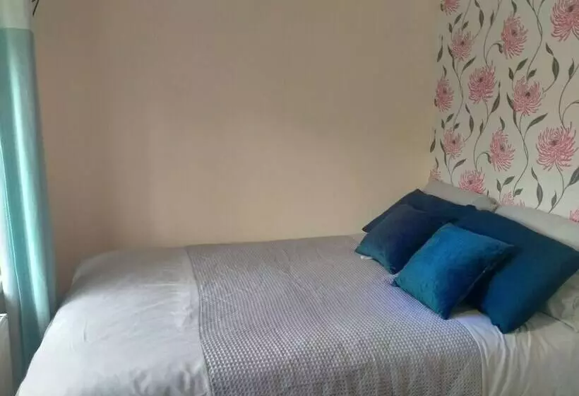 Spacious 3bed House In Walsall With Parking Onsite