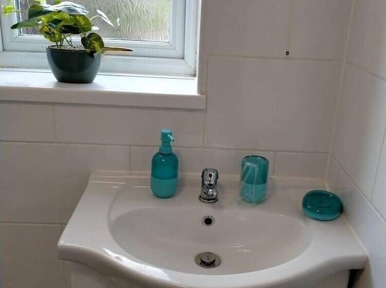 Spacious 3bed House In Walsall With Parking Onsite