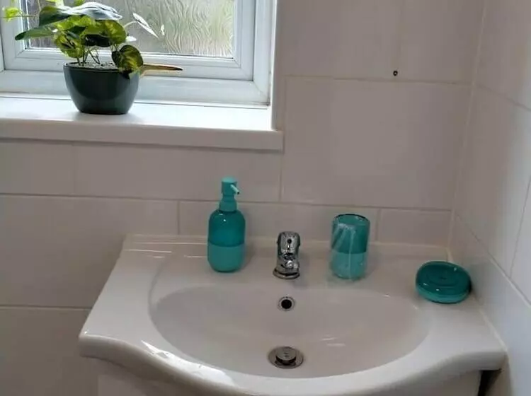 Spacious 3bed House In Walsall With Parking Onsite