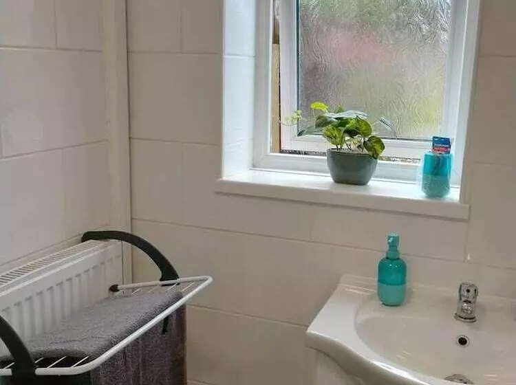 Spacious 3bed House In Walsall With Parking Onsite