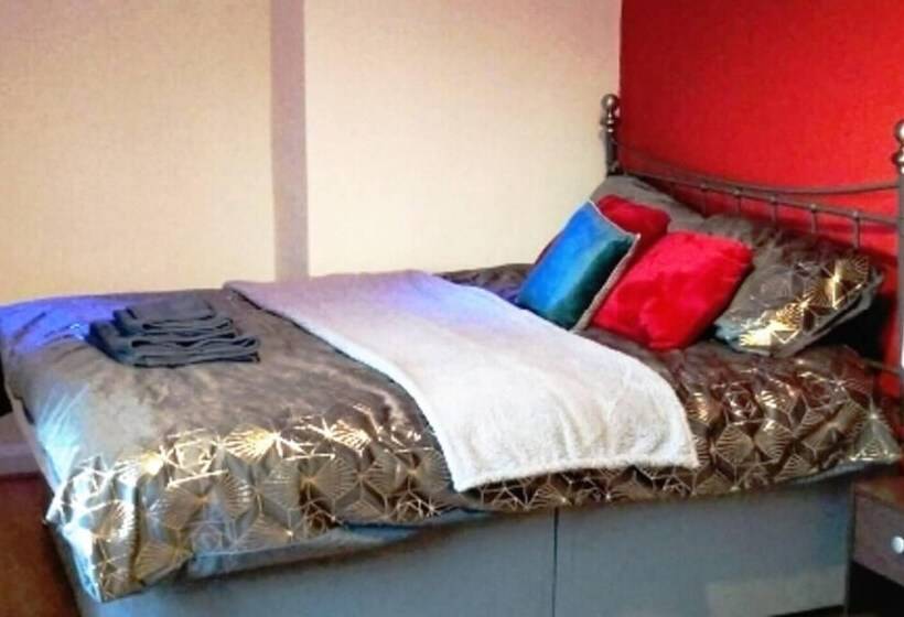 Spacious 3bed House In Walsall With Parking Onsite