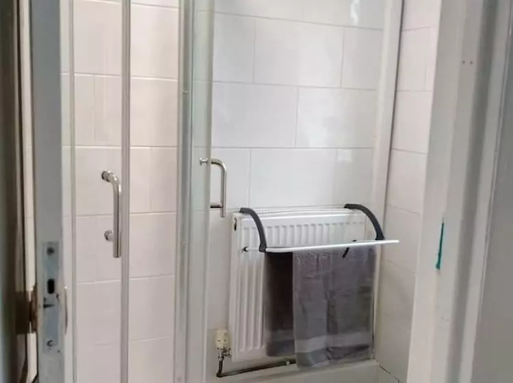 Spacious 3bed House In Walsall With Parking Onsite