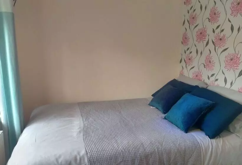 Spacious 3bed House In Walsall With Parking Onsite