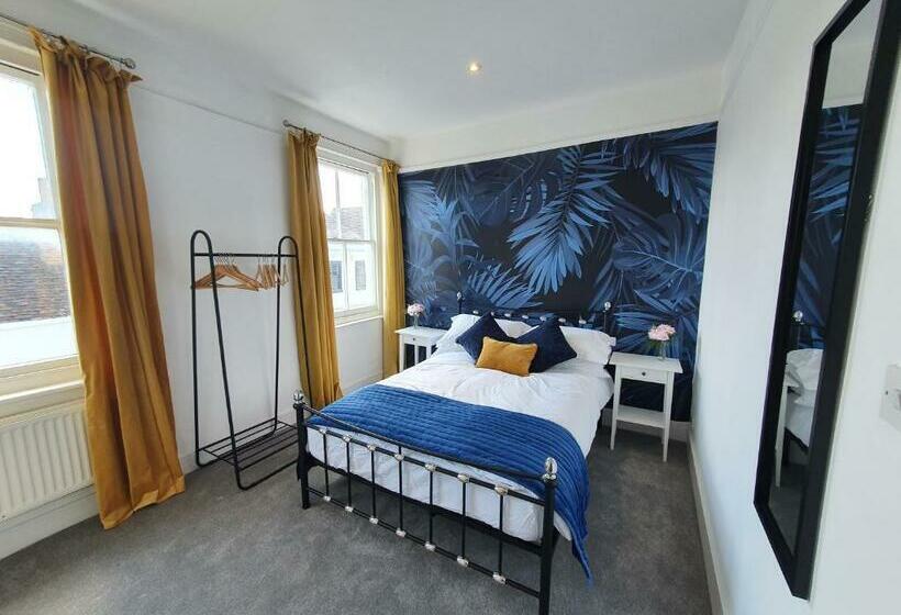 Stylish City Centre Apartment On The Kings Mile