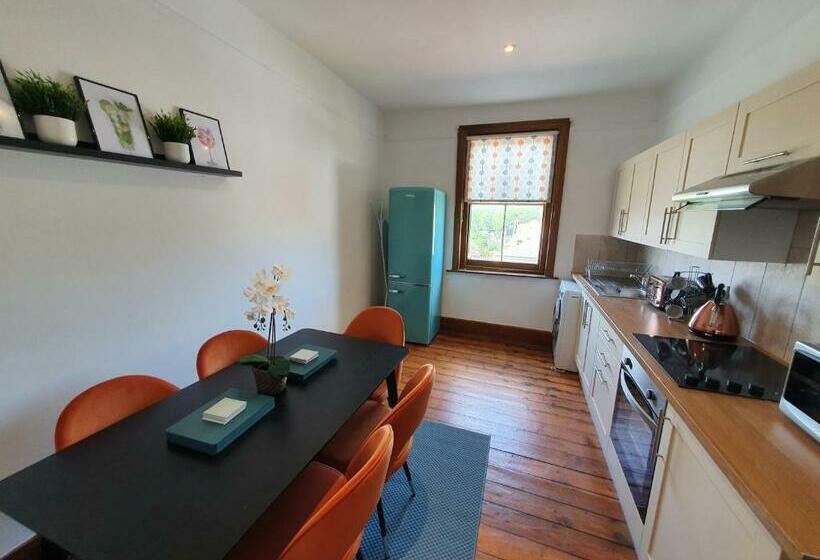 Stylish City Centre Apartment On The Kings Mile