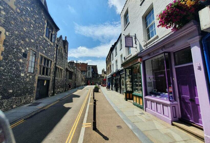 Stylish City Centre Apartment On The Kings Mile