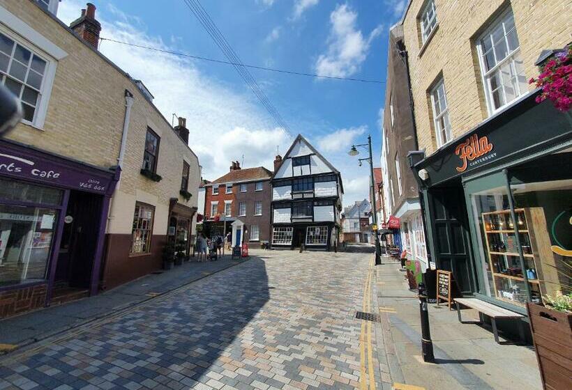 Stylish City Centre Apartment On The Kings Mile