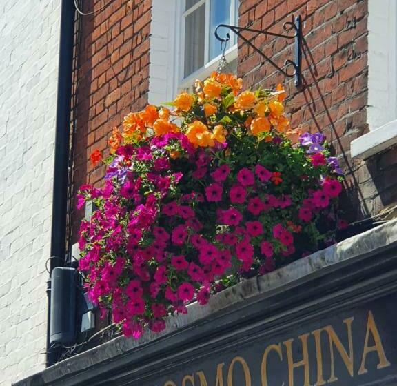 Stylish City Centre Apartment On The Kings Mile