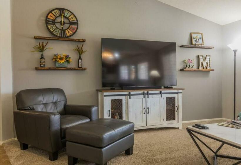 Cozy Home With Pool, Fire Table, Bbq, Rv Parking