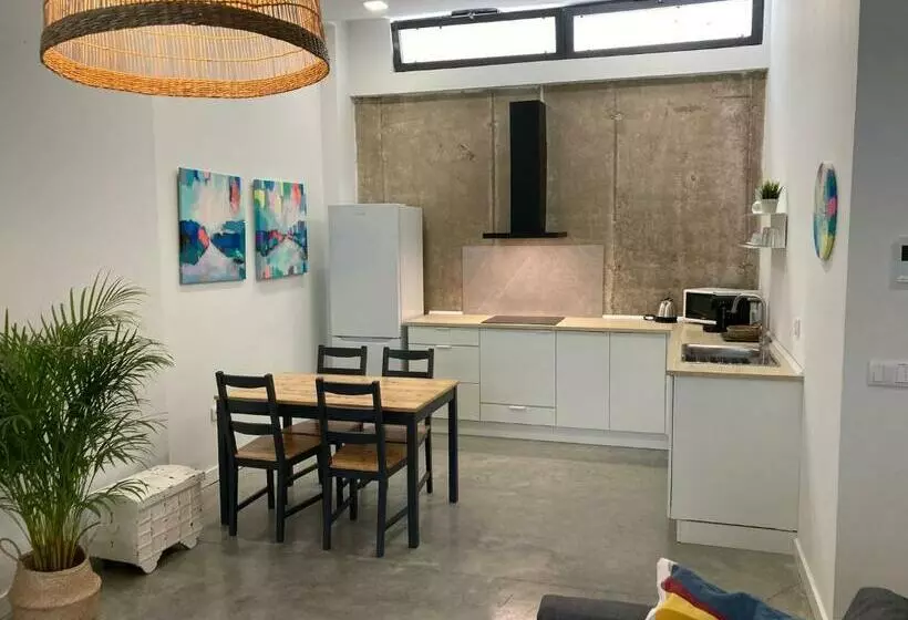 Acogedor Apartamento En Semisótano Con Patio Y Cerca De La Plaza De España