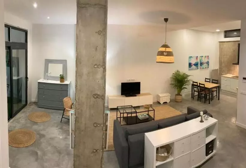 Acogedor Apartamento En Semisótano Con Patio Y Cerca De La Plaza De España