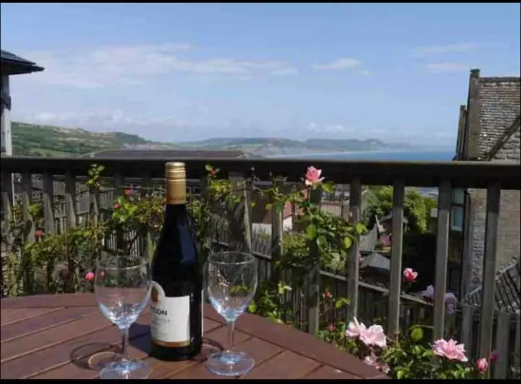 Fantastic Spacious House With Beautiful Panoramic Views Of The Bay Only A Few Minutes Walk From Beac