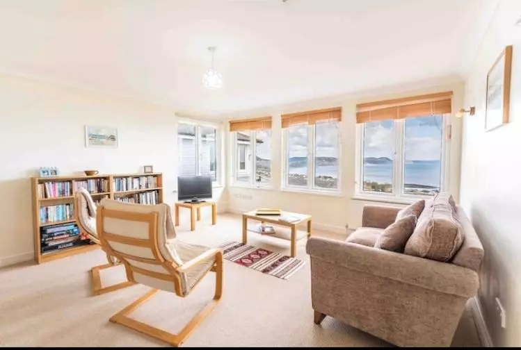 Fantastic Spacious House With Beautiful Panoramic Views Of The Bay Only A Few Minutes Walk From Beac