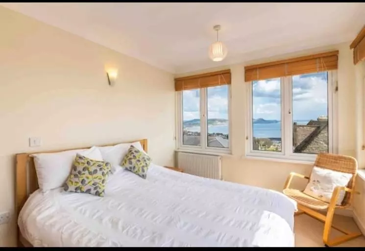 Fantastic Spacious House With Beautiful Panoramic Views Of The Bay Only A Few Minutes Walk From Beac